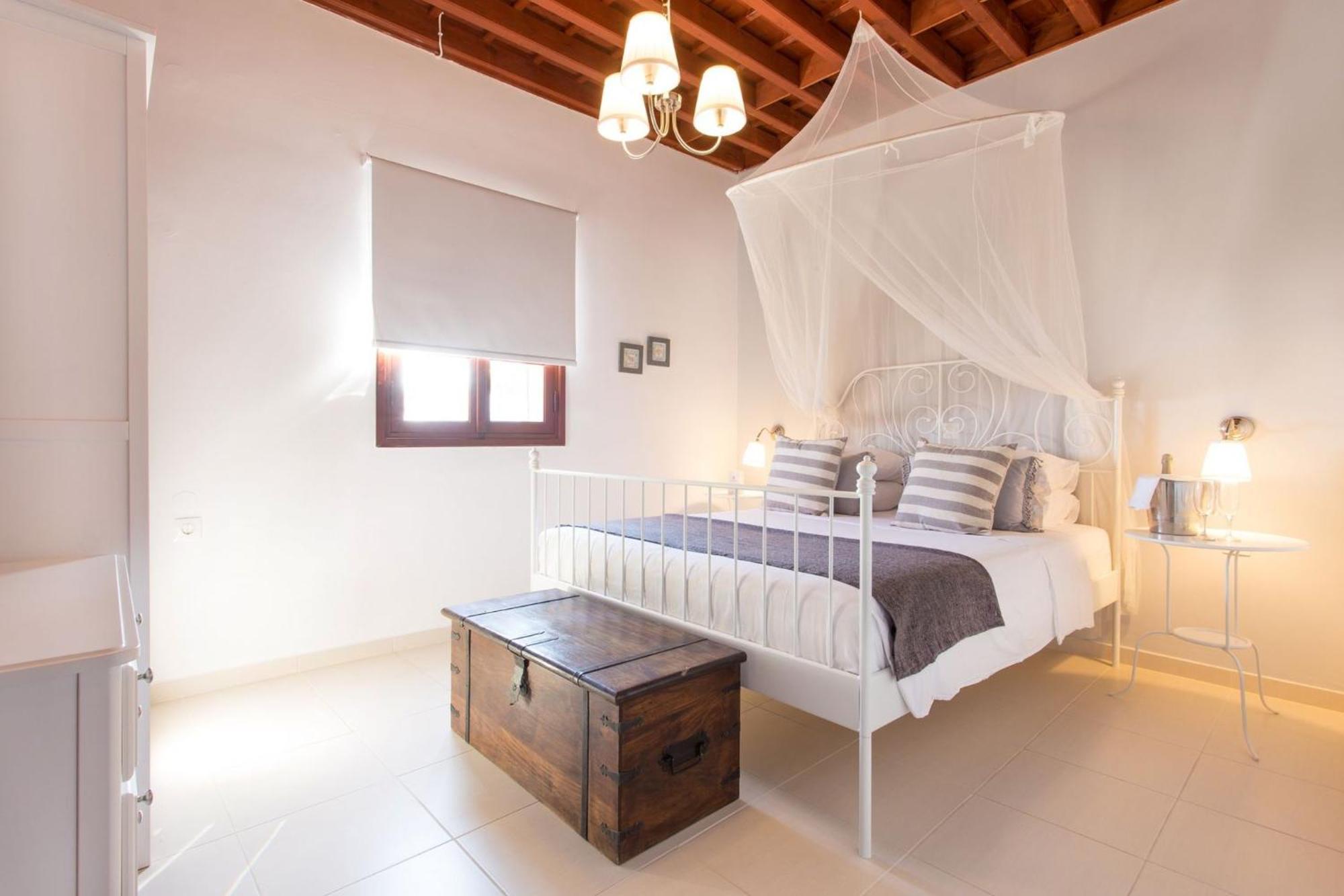 Thalassa 2 Cozy Greek Comfort Private Shaded Courtyard Outdoor Dining Bbq Steps From Villa *